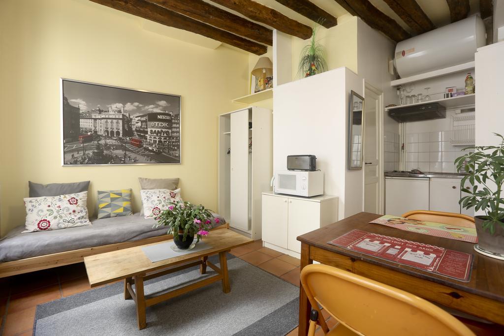 Lovely And Typical 1 Bedroom Parigi